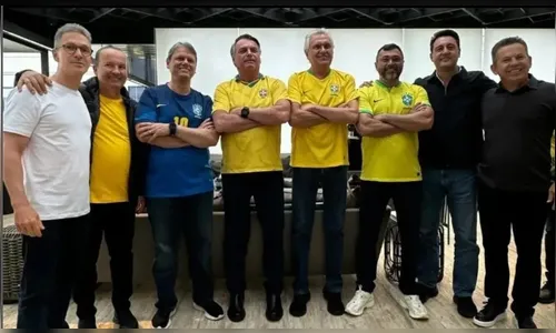 Ratinho vai a ato de Bolsonaro sem camisa da seleção