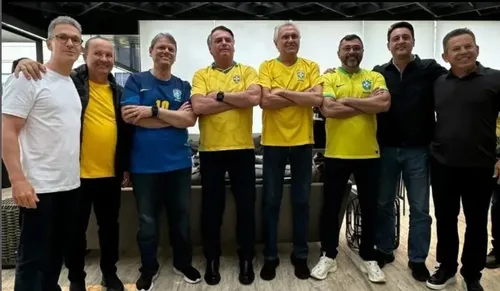 Ratinho vai a ato de Bolsonaro sem camisa da seleção