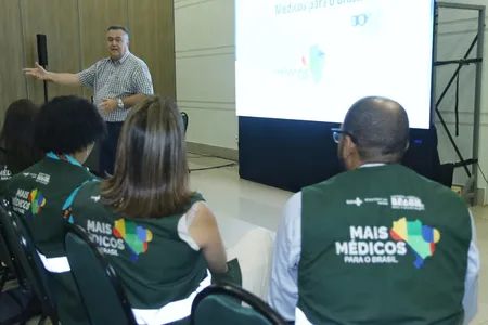 Secretário de Saúde Beto Preto e equipes do Mais Médicos