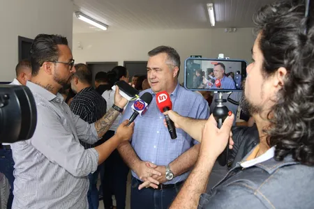 Secretário durante entrevista coletiva na entrega de equipamentos