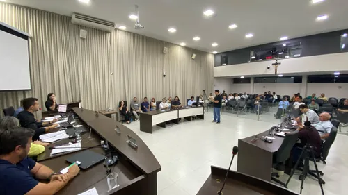 Sessão ocorreu na noite desta segunda-feira