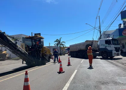 Trânsito sentido Curitiba está sendo desviado para a Rua Caetano Lopes Pineda