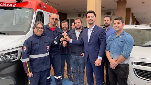 Veículos foram entregues na área externa da Prefeitura Municipal