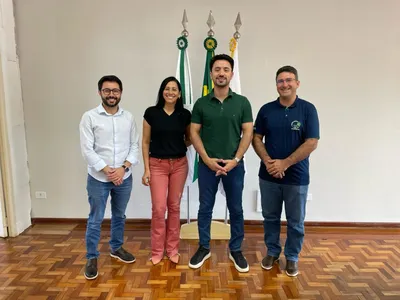 Vereador Moisés Tavares, prefeito Rodolfo Mota com a direção do Colégio Agrícola