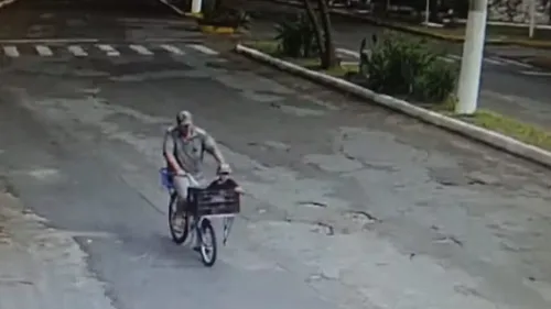 Vídeos registrados por câmeras da região mostram pai e filho circulando pela cidade