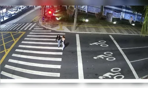 Vídeo mostra quando jovens morrem atropeladas em faixa de pedestres; veja