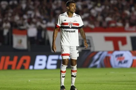 Volante Luiz Gustavo, do São Paulo