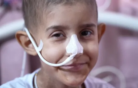 Yasmin, 11 anos, enfrenta um neuroblastoma desde os cinco anos