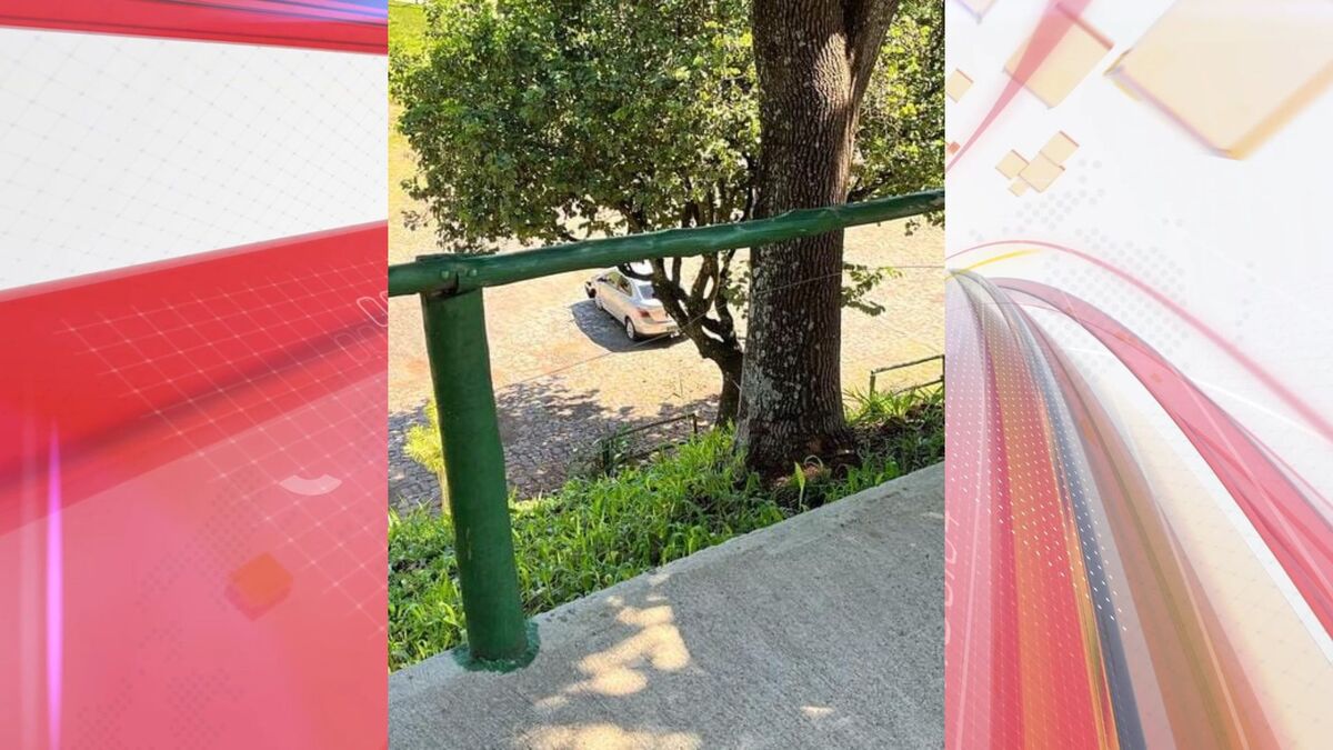 Carro cai de barranco no Parque Santo Expedito, em Apucarana