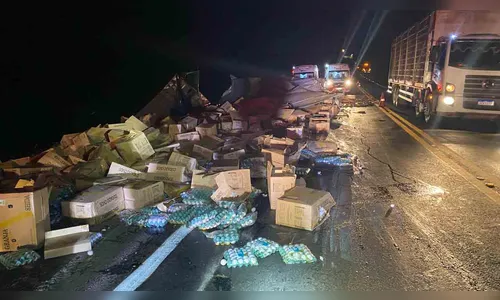 Acidente entre caminhões deixa motorista morto na BR-153 no Paraná