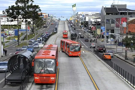 Acidente envolveu ônibus biarticulado de Curitiba