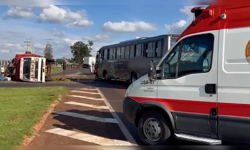 Acidente entre ônibus e caminhão boiadeiro deixa feridos no Paraná