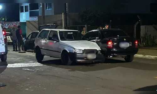 Colisão tripla entre carros é registrada em bairro de Apucarana