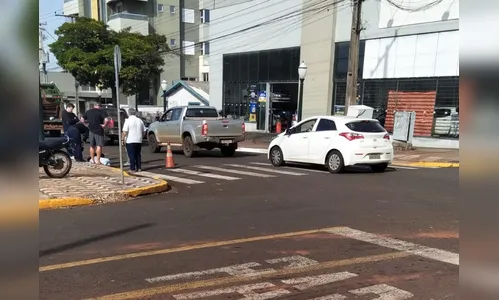 Motociclista de 21 anos fica ferido após acidente na Rua Oswaldo Cruz
