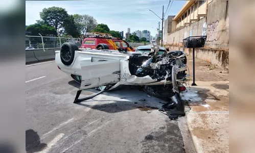 BMW capota e para em cima de Biz em Maringá; veja o flagrante