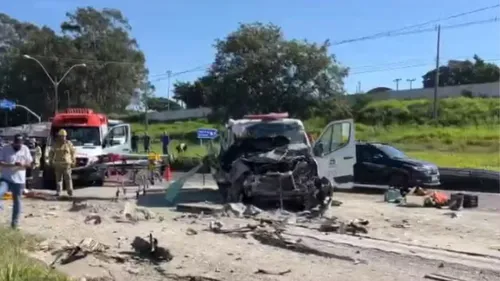Ambulância foi atingida por caminhão após carro tentar cruzar a pista