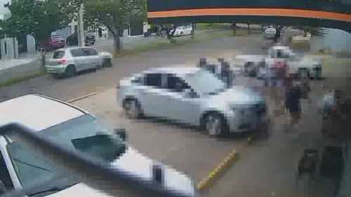 Atentado foi registrado em frente a uma conveniência, na Avenida Itararé