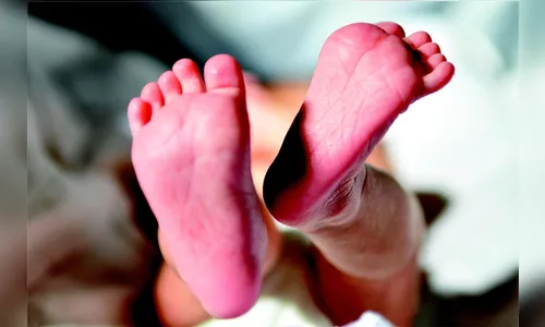 Bebê de 5 dias cai de incubadora em hospital e fratura crânio