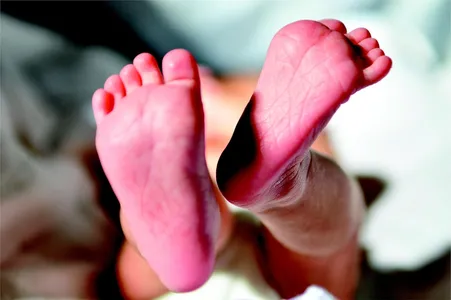 Bebê de 5 dias cai de incubadora em hospital e fratura crânio