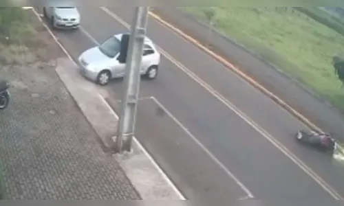Câmera de segurança registra acidente entre carro e moto em Apucarana