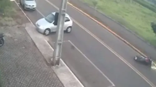 Câmera de segurança registra acidente entre carro e moto em Apucarana