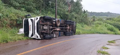 Caminhão capota às margens da Represa do Schmidt em Apucarana