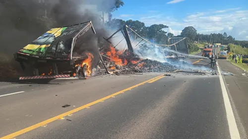 Caminhões pegaram fogo após colisão