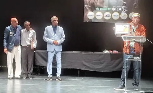 Carlos Figueiredo recebeu comenda em Curitiba