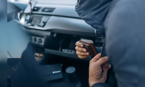 Carteira é furtada de veículo estacionado em Apucarana