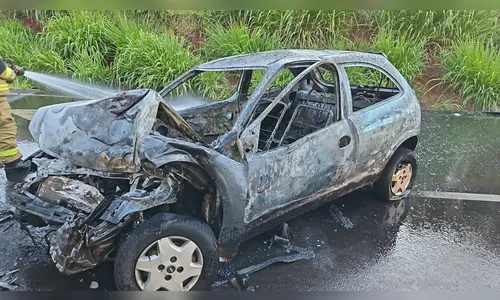 Carro pega fogo após acidente entre Apucarana e Califórnia; veja o vídeo