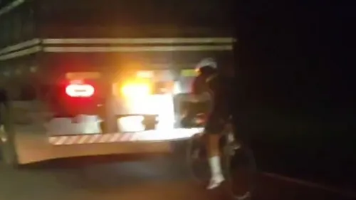 Ciclista flagrado pegando "vácuo" atrás de caminhão a 100 km/h