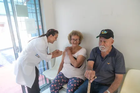 Doses estarão disponíveis, das 12h às 18h, em 28 Unidades Básicas de Saúde (UBSs) que contam com sala de vacina