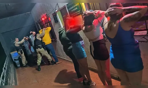 PM faz batida em bares e aborda 47 pessoas em Arapongas