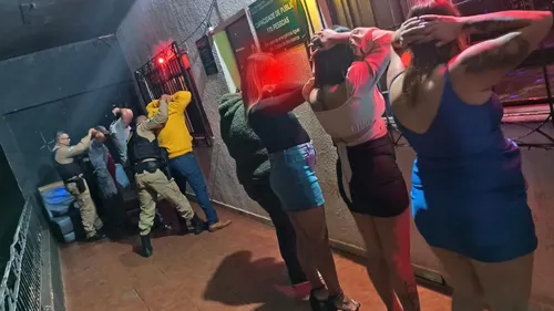 Durante a ação, 47 pessoas foram abordadas e cinco veículos passaram por inspeção. Nenhum item ilícito foi localizado durante as abordagens.