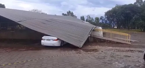 Em Cascavel, o pavilhão do produtor do Ceasa caiu com a força do vento