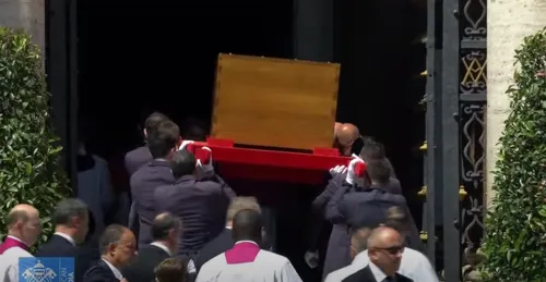 Entrada do caixão do papa na Basílica de Santa Maria Maggiore, em Roma