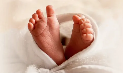 Após alguns segundos, o bebê soltou alguns fluídos pelo nariz e boca e voltou a respirar