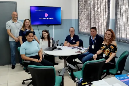 Estefane de Lima e Isabelle Nofre criaram o projeto Codificadoras
