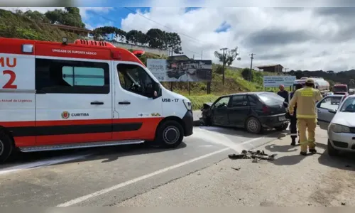Crianças sem cinto sobrevivem a colisão entre carro e caminhão no PR
