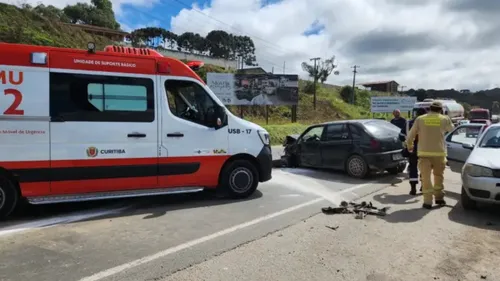 Gol bateu contra um caminhão na Rodovia dos Minérios