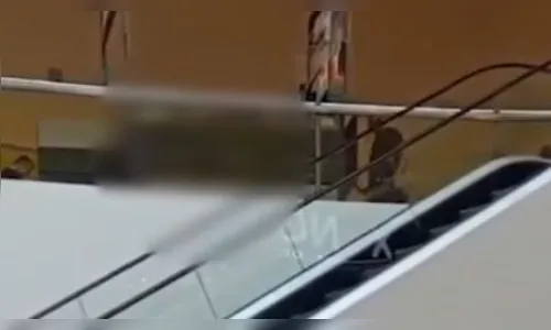 Dia de Fúria: homem destrói quiosque em shopping do PR com facão; vídeo