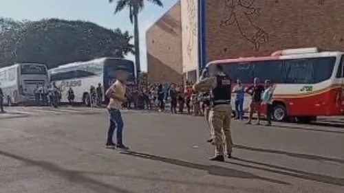 Homem encara policial militar