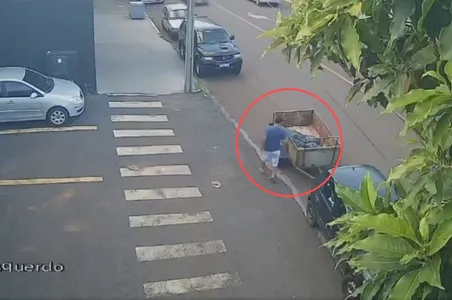 Imagens de uma câmera de segurança flagraram a ação, quando o homem estaciona seu veículo, um Chevrolet Celta de cor preta, com uma carreta engatada no carro