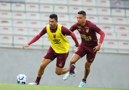 Jogadores durante treino do Furacão