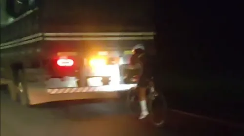 Motociclista pegou "vácuo" em caminhão: atitude de risco