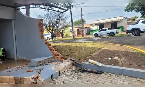 Caminhão desgovernado destrói muro de residência em Apucarana