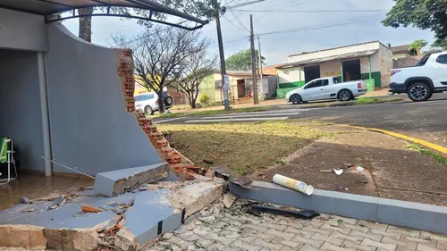 Muro ficou destruído