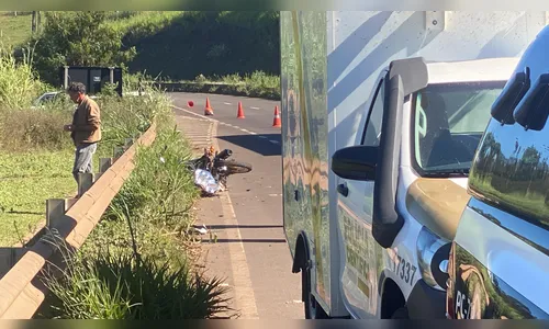 Motociclista morre ao bater em caminhão na BR-376 em Apucarana