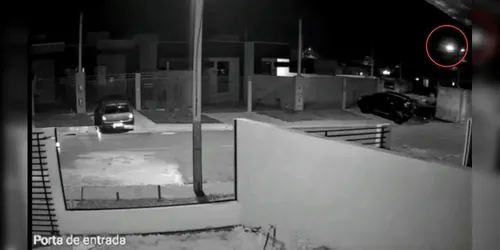 O objeto tinha uma cor meio esverdeada, meio azulada e passou rapidamente pela cidade