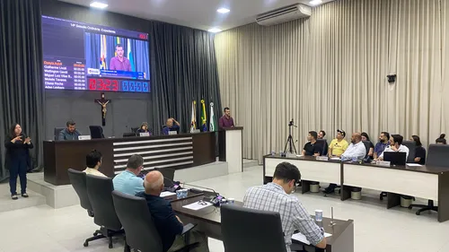 O painel eletrônico, além de registrar o voto dos vereadores e apresentar ao público o resultado de cada votação nome a nome, também controla o tempo destinado a cada um dos vereadores